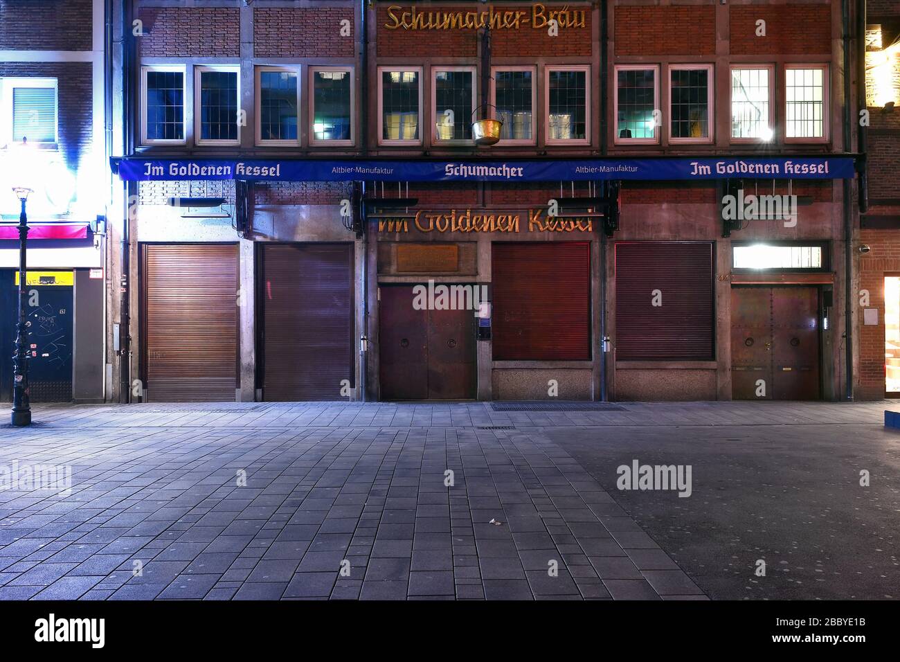 Strade vuote in serata a Dusseldorf durante la crisi del Corona, la Birreria Schumacher, Zum Goldenen Kessel, Bolkerstra§e, Città Vecchia. Foto Stock