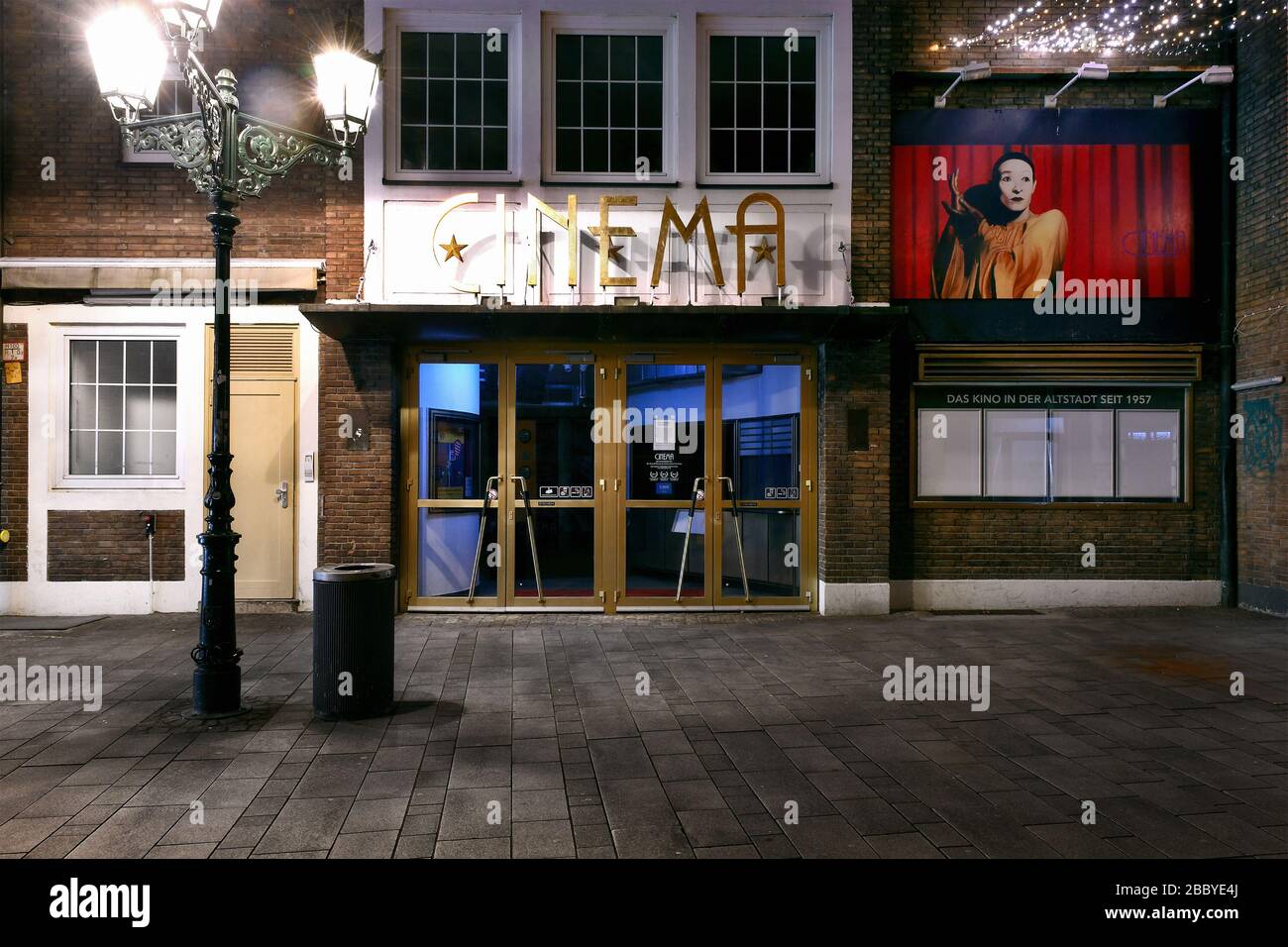 Strade vuote la sera a Dusseldorf durante la crisi del Corona, Schneider-Wibbel-Gasse e Filmkunstkino Cinema Foto Stock