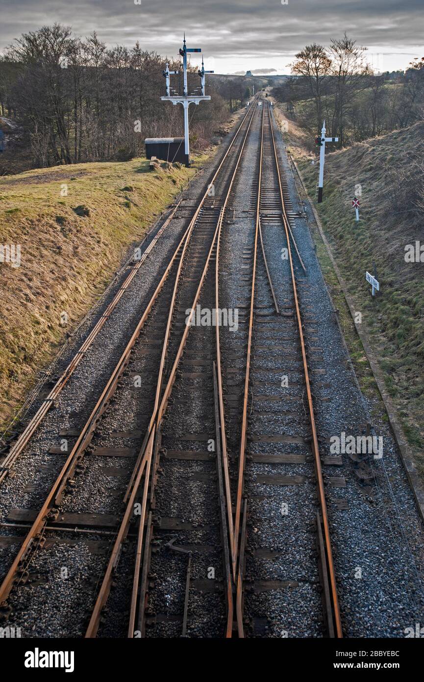 Vista aerea su due binari ferroviari che si dirigano verso la distanza attraverso il paesaggio rurale di campagna Foto Stock
