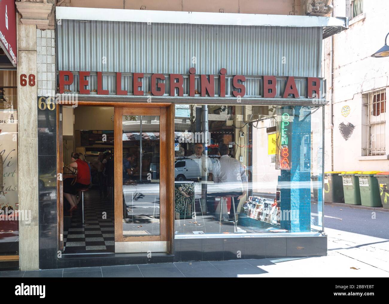 L'esterno del Pellegrini's espresso Bar visto da Bourke Street Foto Stock