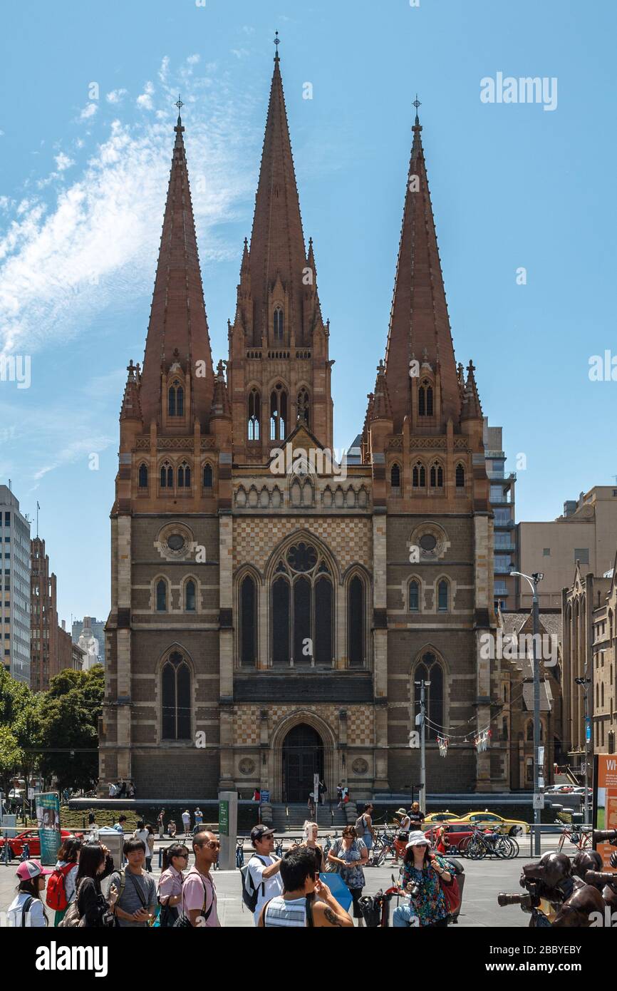 Cattedrale di San Paolo a Federation Square a Melbourne Foto Stock