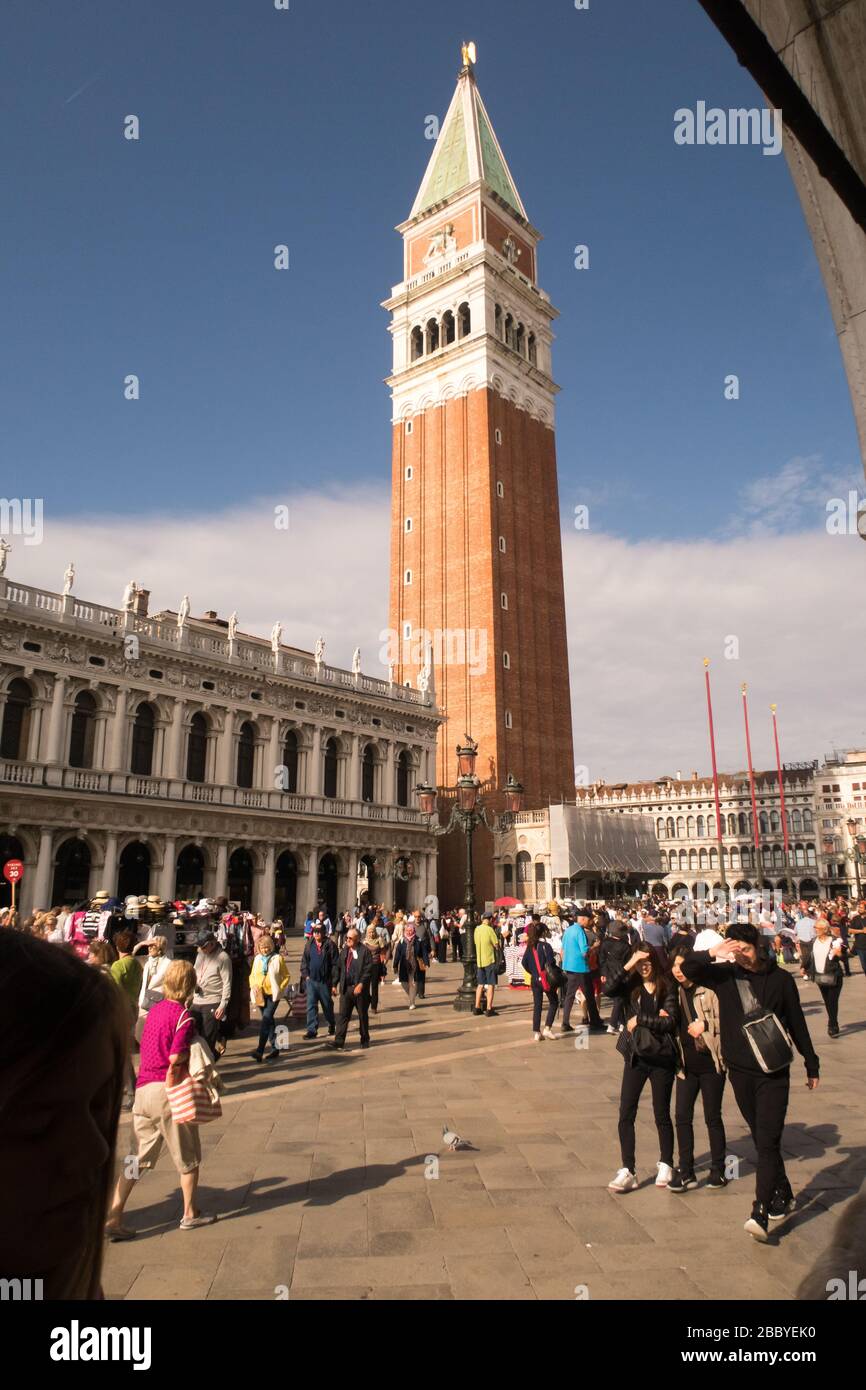 Vista sul campanile di San Marco in Piazza San Marco a Venezia Foto Stock