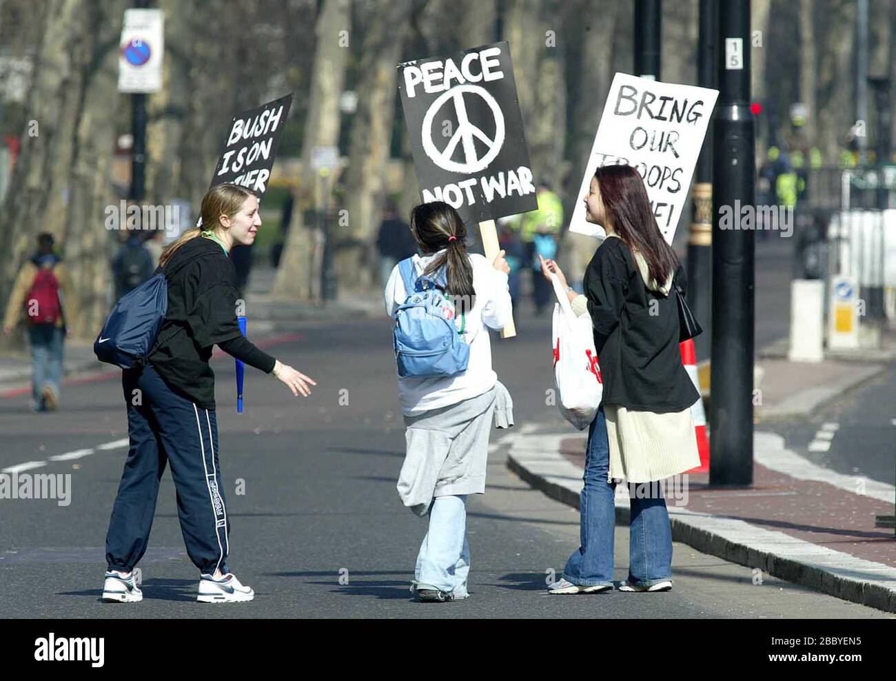 Migliaia di manifestanti contro la guerra marciano per le strade di Londra, protestando contro i britannici e la guerra degli Stati Uniti in Iraq. Foto di James Boardman Foto Stock