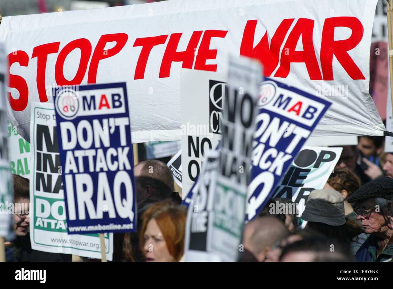 Migliaia di manifestanti contro la guerra marciano per le strade di Londra, protestando contro i britannici e la guerra degli Stati Uniti in Iraq. Foto di James Boardman Foto Stock