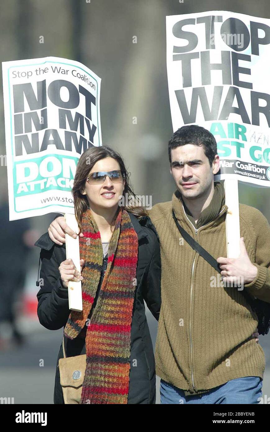 Migliaia di manifestanti contro la guerra marciano per le strade di Londra, protestando contro i britannici e la guerra degli Stati Uniti in Iraq. Foto di James Boardman Foto Stock