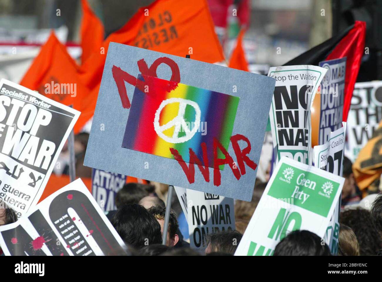 Migliaia di manifestanti contro la guerra marciano per le strade di Londra, protestando contro i britannici e la guerra degli Stati Uniti in Iraq. Foto di James Boardman Foto Stock