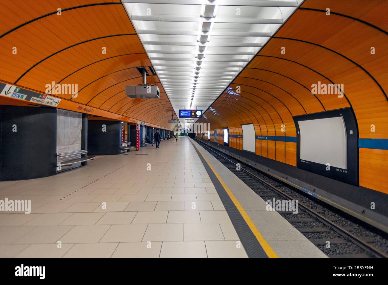 Monaco di Baviera - Germania, 31. Marzo 2020: Stazione ferroviaria vuota a causa del virus Corona a Marienplatz, Monaco di Baviera in Germania Foto Stock