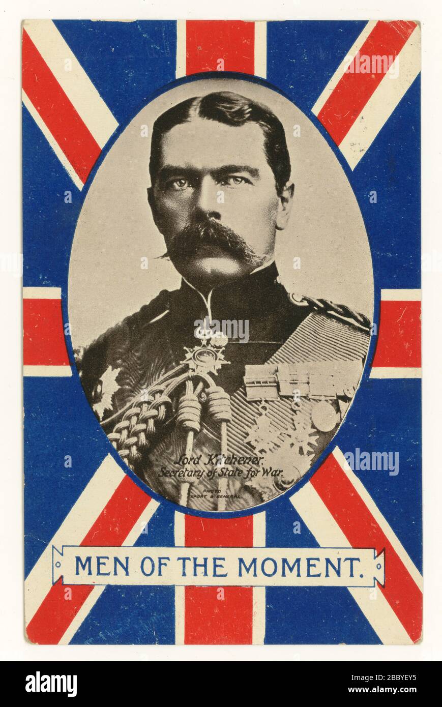 La cartolina patriottica dei primi del 1900 da WW1 era raffigurante Lord Kitchener, 1st Earl Kitchener, Segretario di Stato per la guerra (un ministro del gabinetto) - una di una serie intitolata 'Men of the Moment', pubblicato nel 1915 Foto Stock