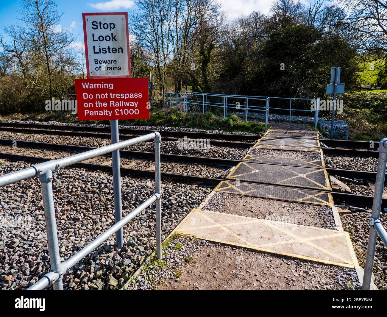Stop Look Listen Sign, Footpath Railway Crossing, Railway Tracks, Do Not Trespass, GWR, Great Bedwyn, Wiltshire, Inghilterra, UK, GB. Foto Stock