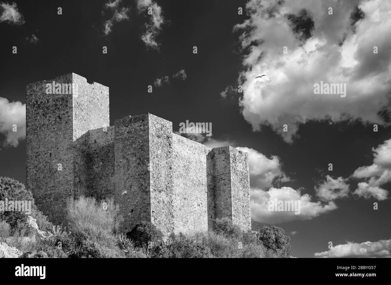 La bella Rocca Aldobrandesca di Talamone, Grosseto, Toscana, Italia, Europa, in una bella giornata di sole in bianco e nero Foto Stock