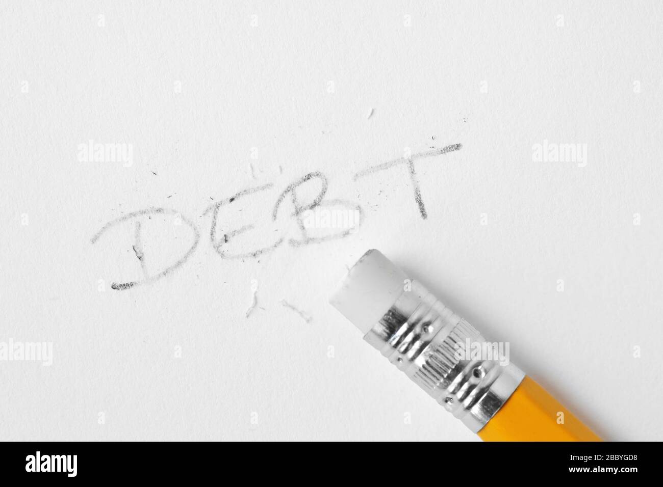 La parola debito scritto con matita e cancellato con una gomma - concetto di economia e debito Foto Stock