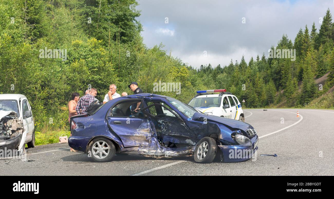 Svalyava, Ucraina. 11 agosto 2019: Incidente stradale fatale. Evento reale. Due auto si schiantarono sulla strada. L'ufficiale di polizia interroga i partecipanti e l'arguzia Foto Stock