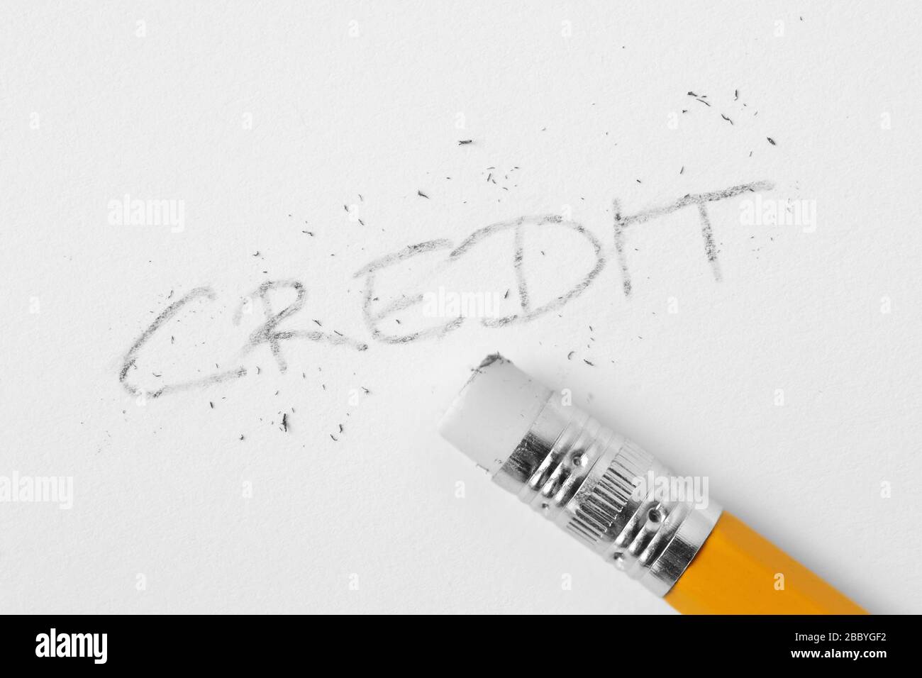 La parola credito scritto con matita e cancellato con una gomma - concetto di economia e credito Foto Stock