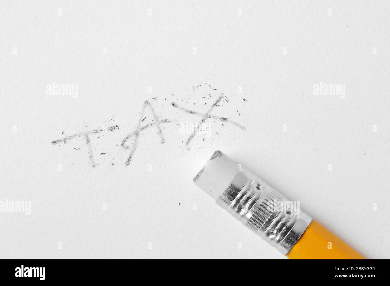 La parola tassa scritta con matita e cancellata con una gomma - concetto di economia e tasse Foto Stock