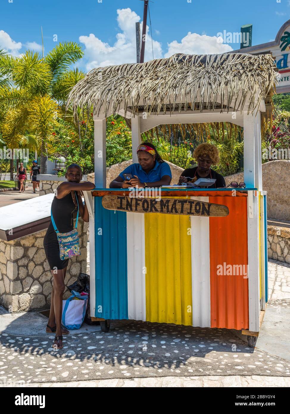 Ocho Rios, Giamaica - 22 aprile 2019: Chiosco informazioni turistiche a Ocho Rios, Giamaica. Oggi, la città è una delle destinazioni turistiche più importanti della Giamaica. Foto Stock