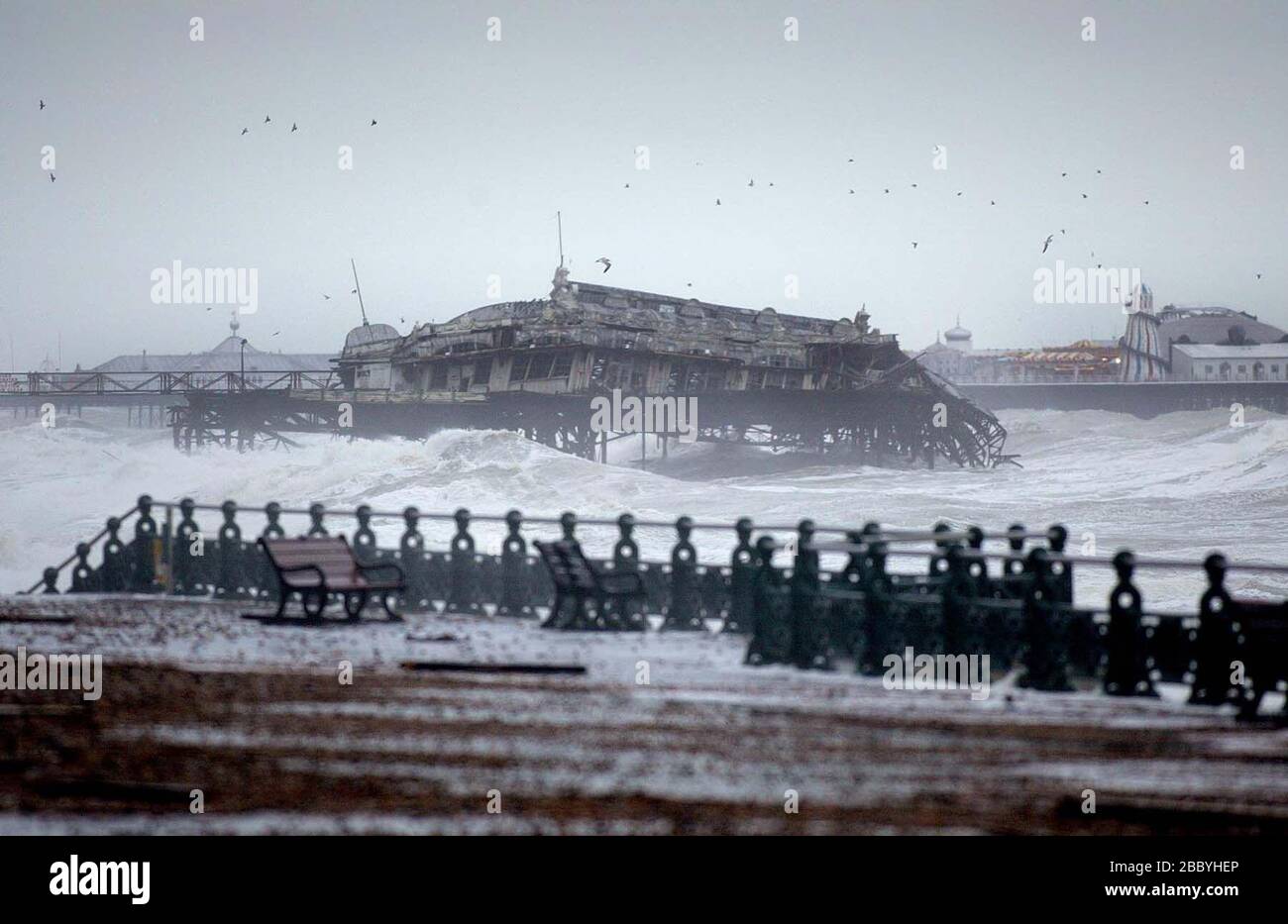 Brighton, Regno Unito 30 dicembre 2002 - lo storico West Pier di Brighton soccombe agli elementi dopo i venti forti e la pioggia la scorsa notte. La maggior parte di quello che era la sala da ballo scivolava nel mare. Foto James Boardman Foto Stock