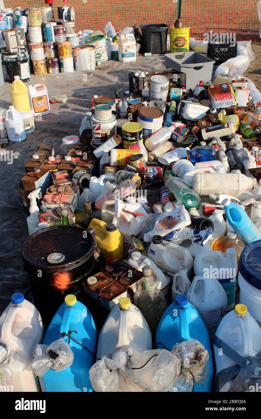 EPA sta raccogliendo ‘rifiuti pericolosi domestici’ per evitare che oggetti più pericolosi entrino in una discarica standard. I contenitori e i liquidi raccolti sono classificati e separati per un corretto smaltimento. Foto Stock