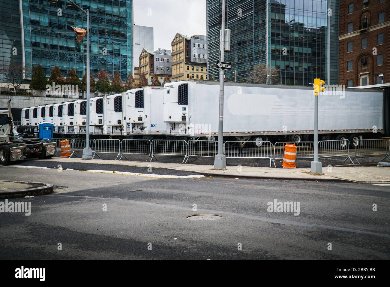 New York City, Stati Uniti. 31st Mar, 2020. Makeeshift morgue presso l'ospedale Bellevue di Manhattan, dove i camion refrigerati mantengono il traboccamento dei corpi dei pazienti che muoiono a causa di Covid-19. (Foto di Steve Sanchez/Pacific Press) Credit: Pacific Press Agency/Alamy Live News Foto Stock