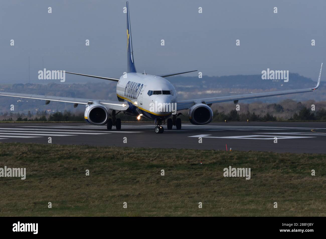 Un aereo/aereo Ryanair sulla pista all'Aeroporto Internazionale di Bristol, Lulsgate sta per decollo Foto Stock