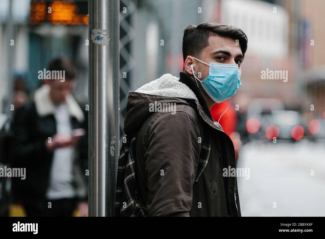 Uomo che indossa la maschera facciale durante il blocco pandemico del virus Corona, nel centro di Glasgow, Regno Unito. Foto Stock