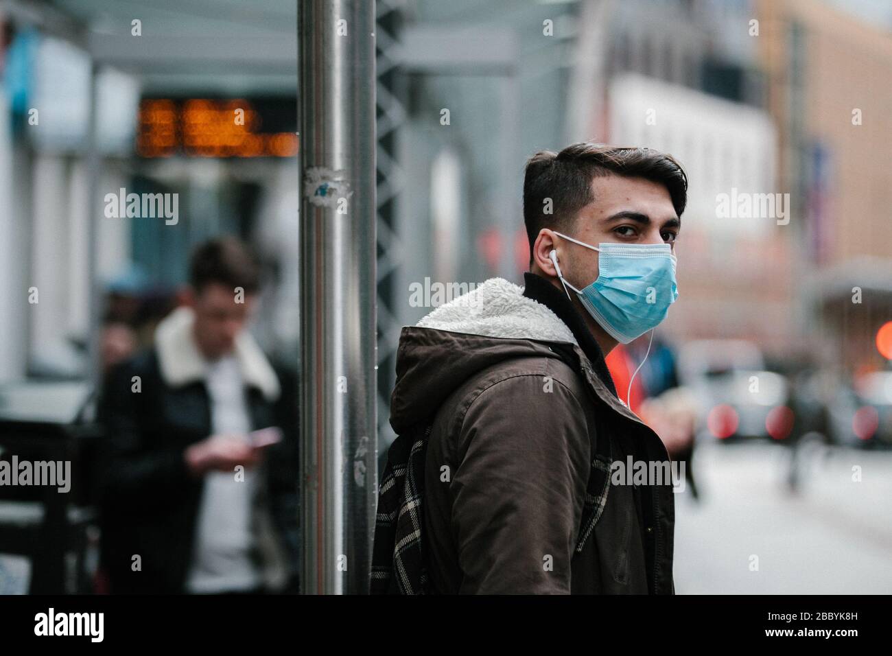 Uomo che indossa la maschera facciale durante il blocco pandemico del virus Corona, nel centro di Glasgow, Regno Unito. Foto Stock