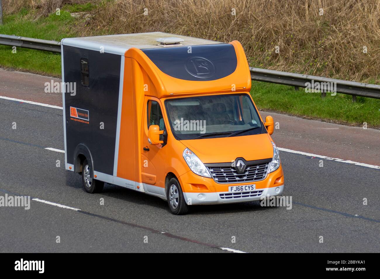 Stable Quarters Orange crine box Hire Ltd Renault Trucks Master 125.35 LWB van in viaggio sulla M6 Preston, Regno Unito Foto Stock