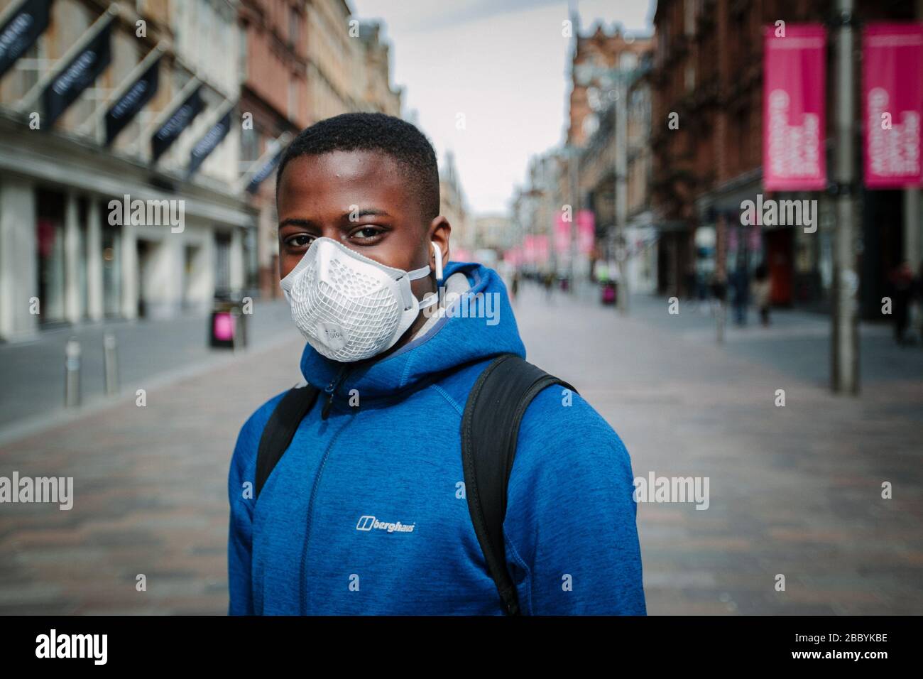 Uomo che indossa la maschera facciale durante il blocco pandemico del virus Corona, nel centro di Glasgow, Regno Unito. Foto Stock
