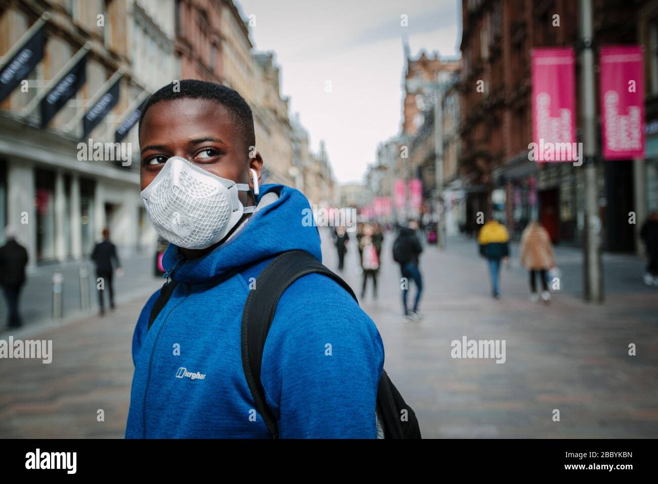 Uomo che indossa la maschera facciale durante il blocco pandemico del virus Corona, nel centro di Glasgow, Regno Unito. Foto Stock