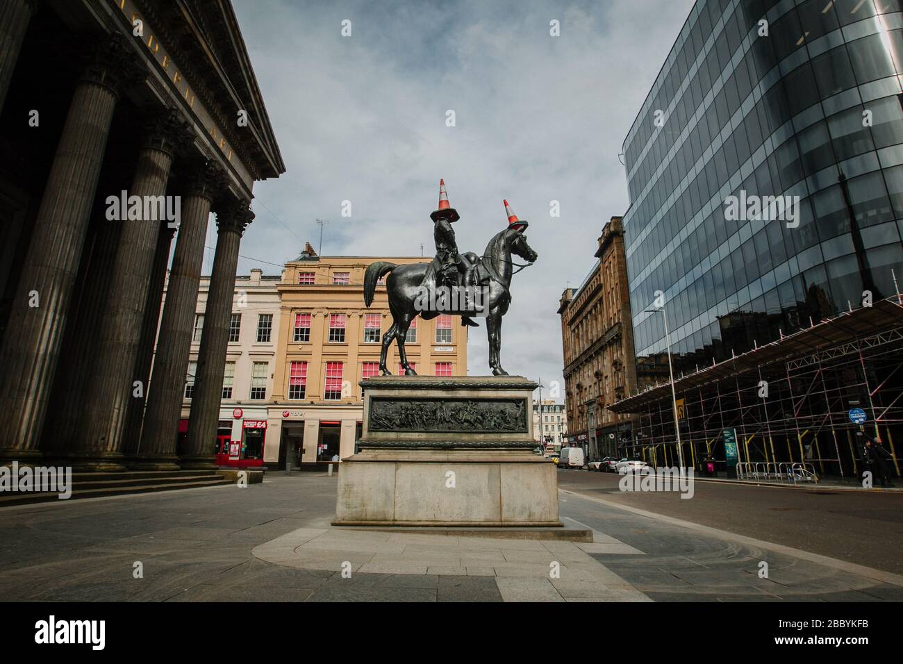Statua del Duca di Wellington fuori dalla Galleria d'Arte moderna, Glasgow, durante il blocco pandemico del virus Corona, quando le strade della città sono molto tranquille. Foto Stock