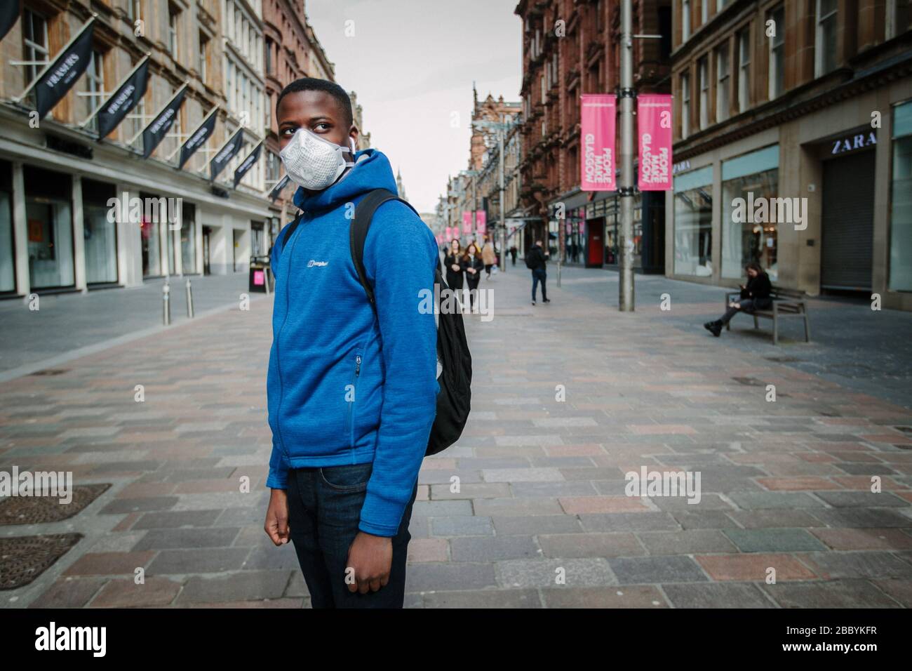 Uomo che indossa la maschera facciale durante il blocco pandemico del virus Corona, nel centro di Glasgow, Regno Unito. Foto Stock