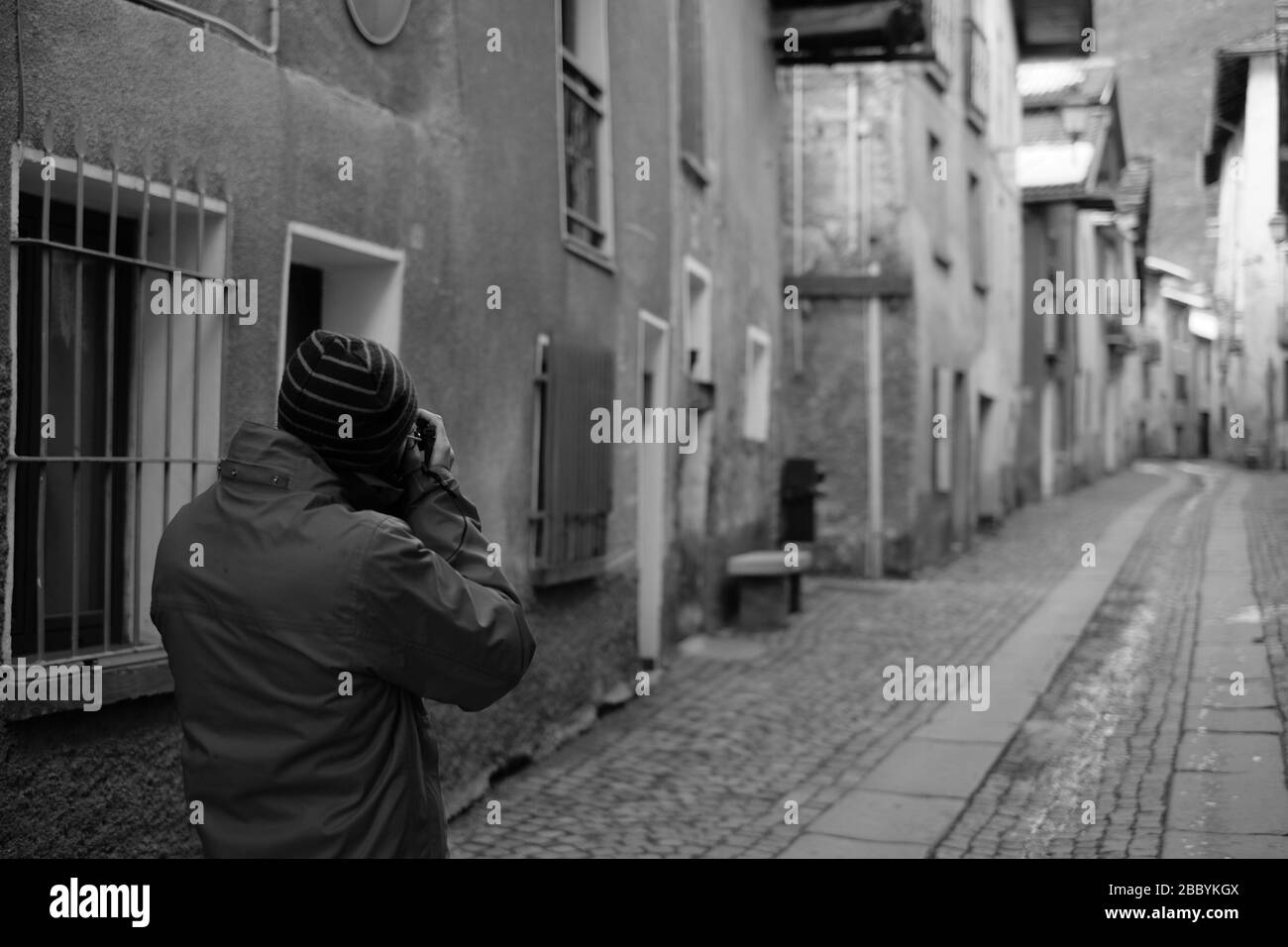 Fotografo in un piccolo villaggio alpino Foto Stock