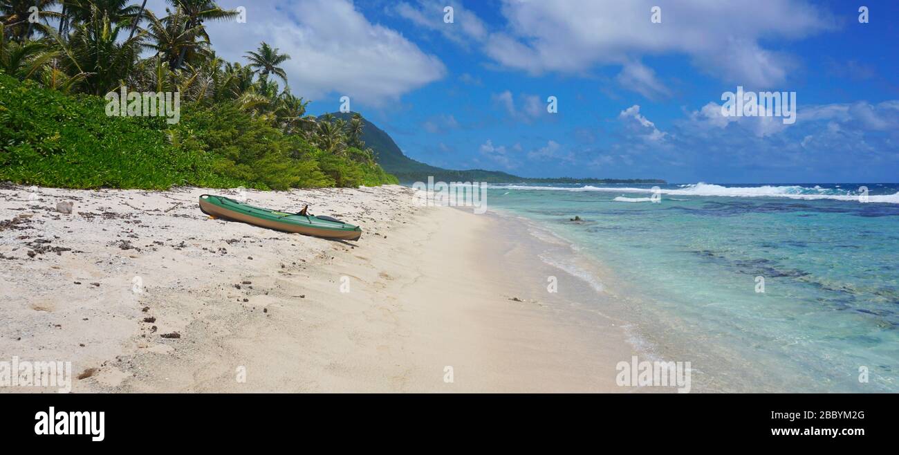 Spiaggia tropicale con kayak sulla sabbia, isola di Huahine, oceano Pacifico, Polinesia francese, Oceania Foto Stock