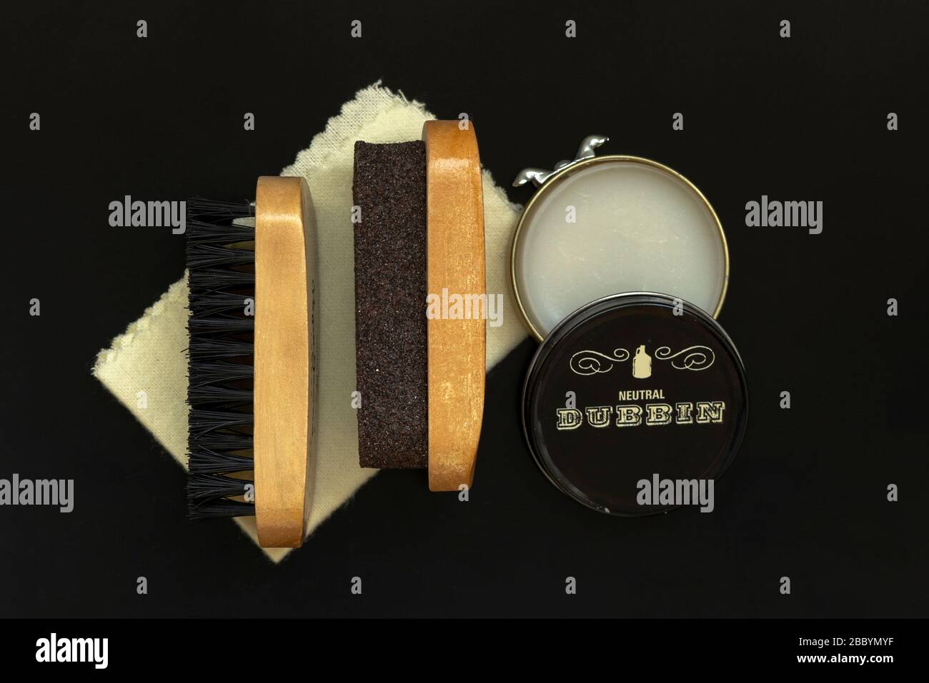 Set completo di accessori vintage per scarpe o shoe shine kit su sfondo nero vista dall'alto Foto Stock