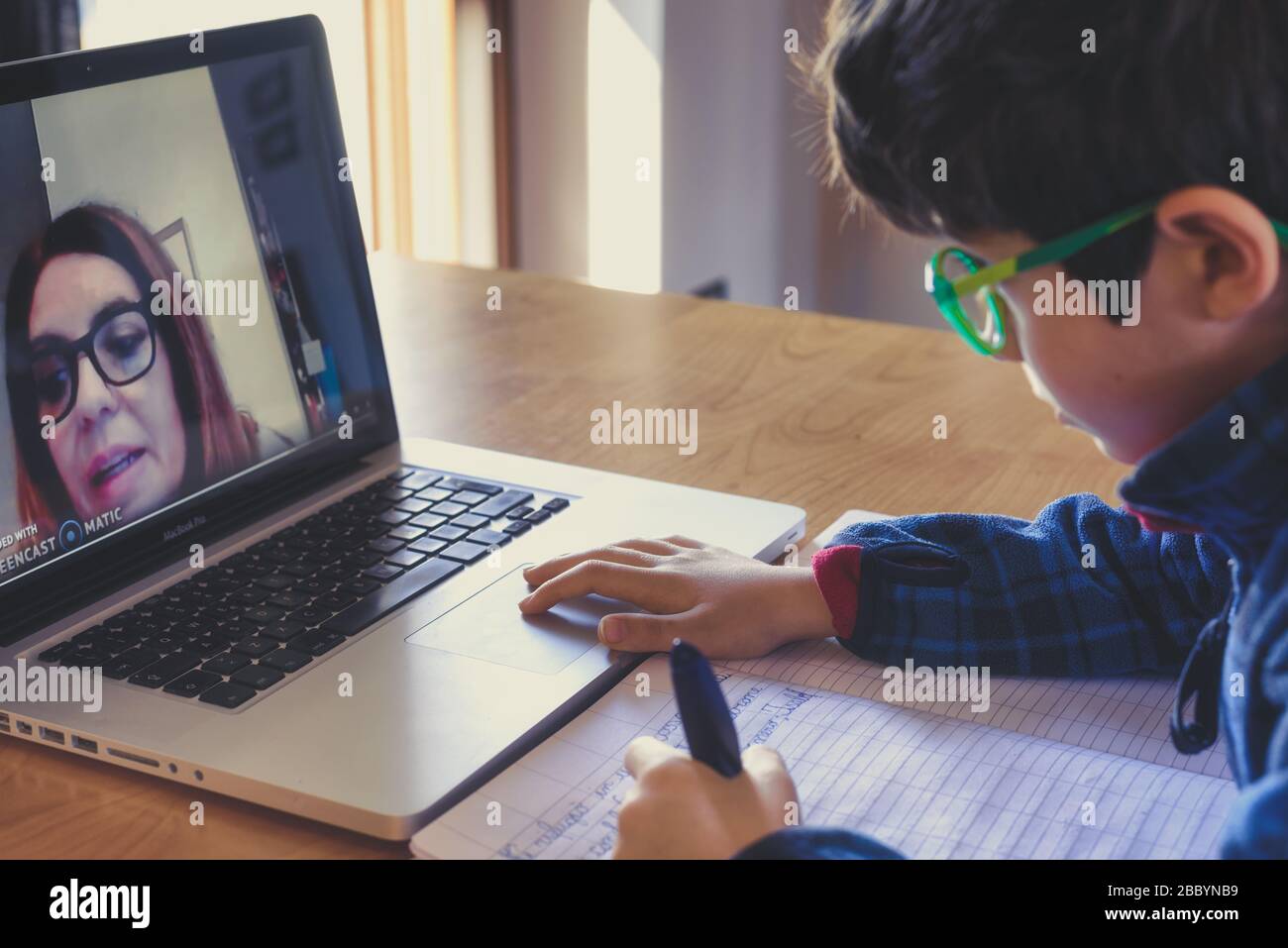 capretto che usa un laptop per i suoi compiti. Concetto di e-learning. Ragazzo che usa l'educazione on line durante il tempo di auto-isolamento. Foto Stock