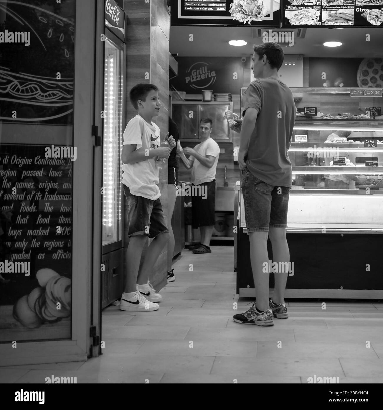 Montenegro, 17 settembre 2019: Vista di un fast food a Kotor (B/N) Foto Stock