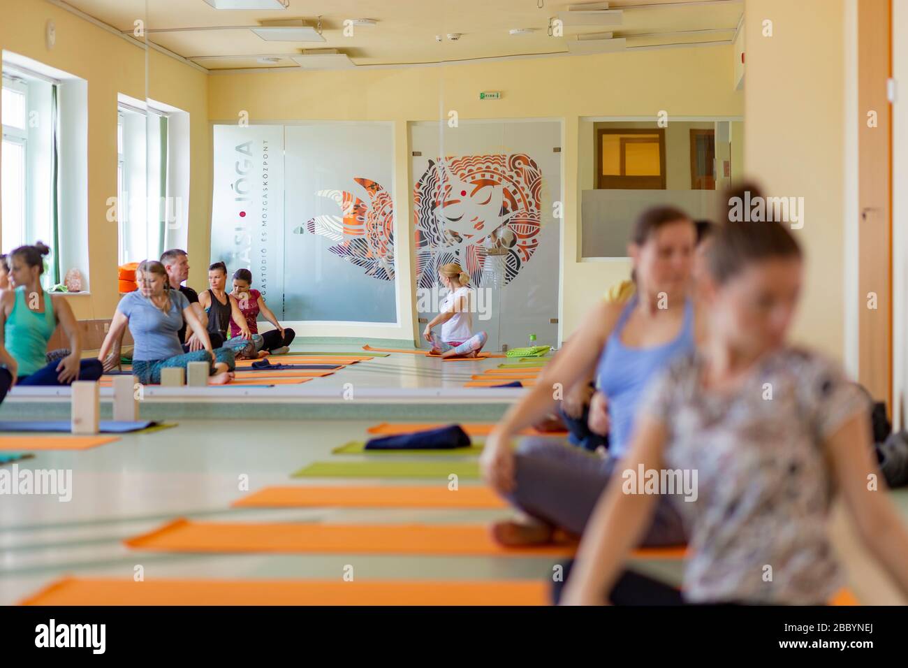 Lezione di yoga in uno studio di yoga leggero Foto Stock