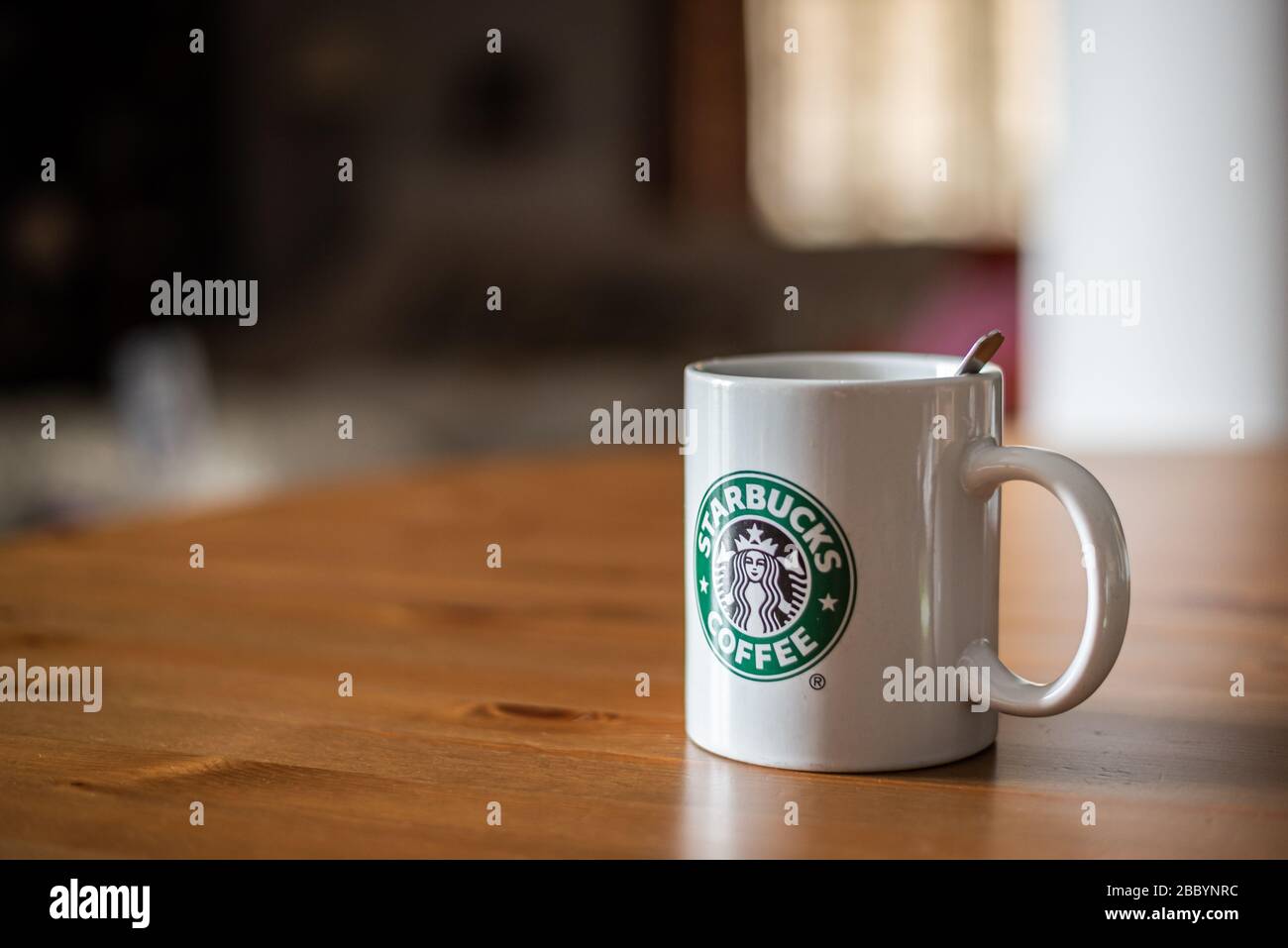 Tazza di caffè Starbucks in vetro su tavolo di legno Foto Stock