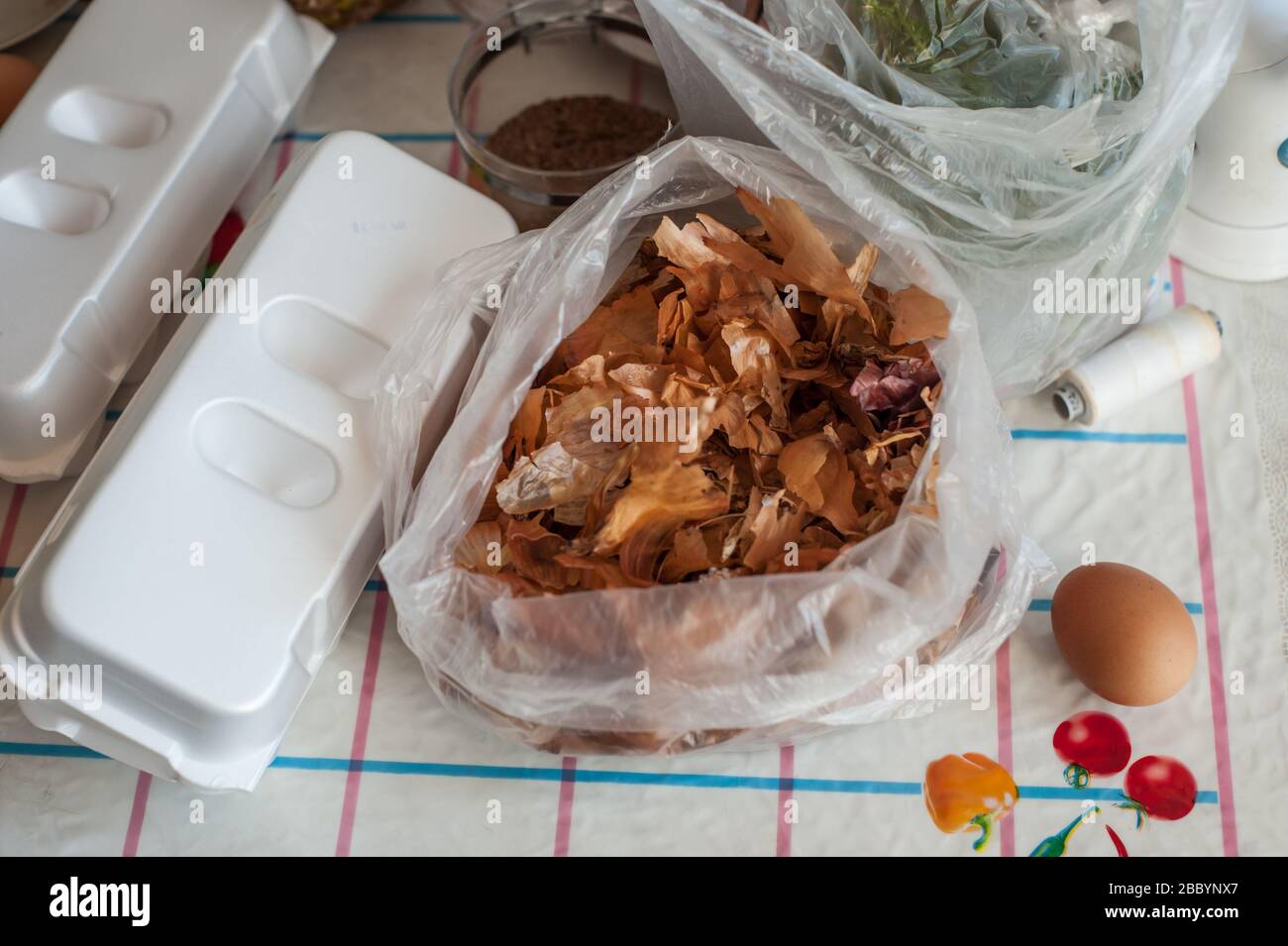 Preparazione per un'esperienza creativa e fai da te con uova di pollo, pelle di cipolla, lino, tights, filo e colorante a base d'acqua. Foto Stock