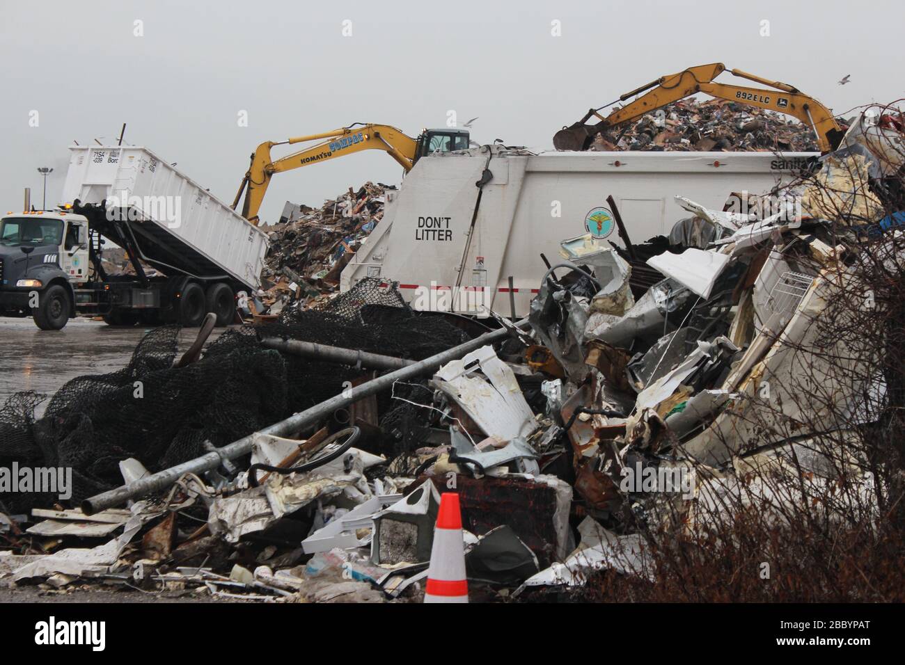 La città di New York ha gestito la maggior parte dei detriti raccolti lungo Breezy Point e le Rockaways in Queens. Foto Stock