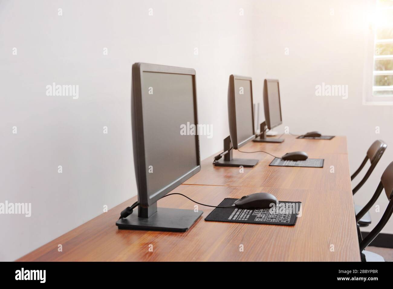 Laboratorio informatico. File di computer posizionati ordinatamente. Foto Stock