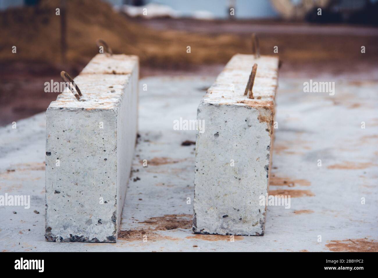 Nuovi blocchi di cemento in un cantiere. Materiale di costruzione Foto Stock