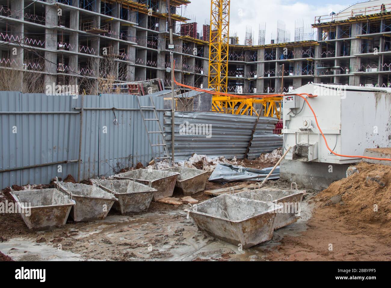 Costruzione serbatoio di cemento. Serbatoio da costruzione per la miscelazione del cemento Foto Stock