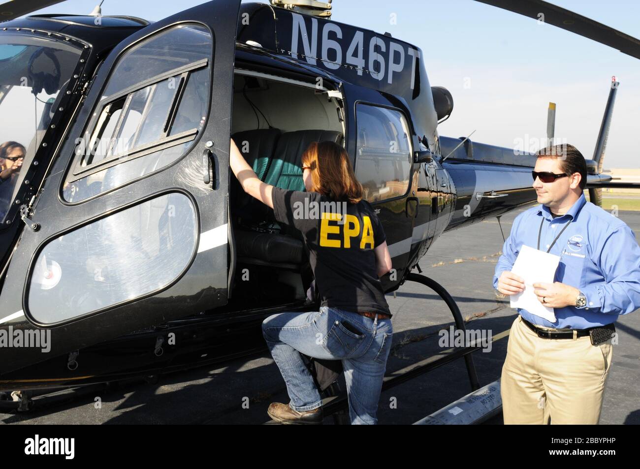 EPA ha accompagnato la Guardia Costiera degli Stati Uniti su un volo in volo del fiume Hudson per determinare le posizioni per i serbatoi di carburante spostati e altri detriti pericolosi Foto Stock