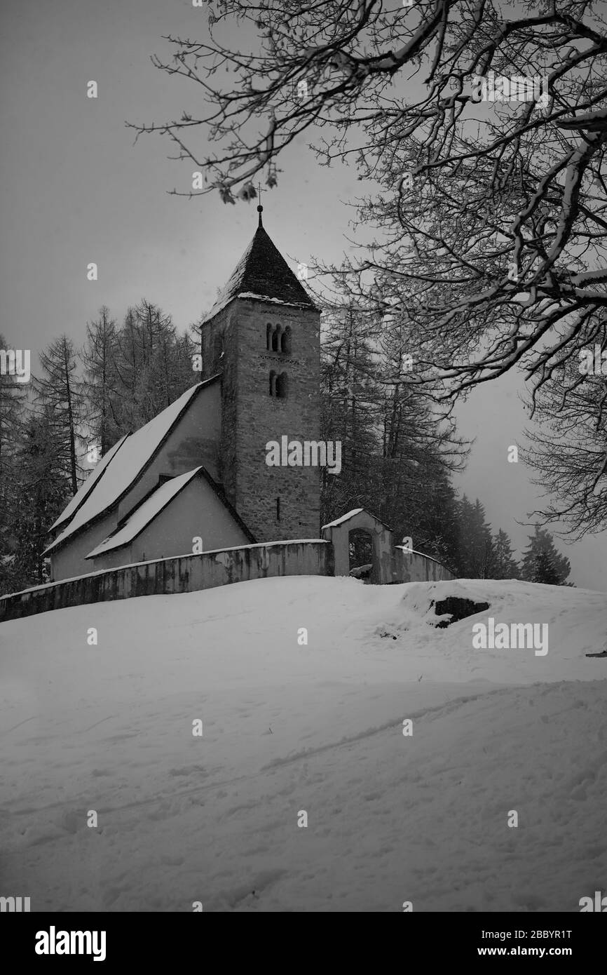 Villaggio Chiesa vicino Laax, Svizzera Foto Stock