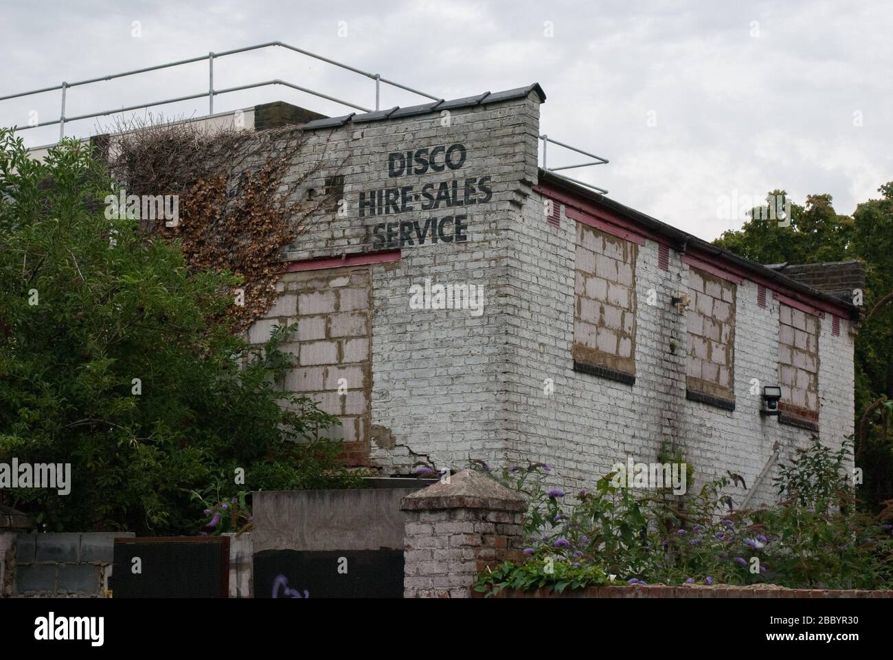 Disuso Vacant Building su Birkbeck Road, East Acton, Londra, W3 Foto Stock
