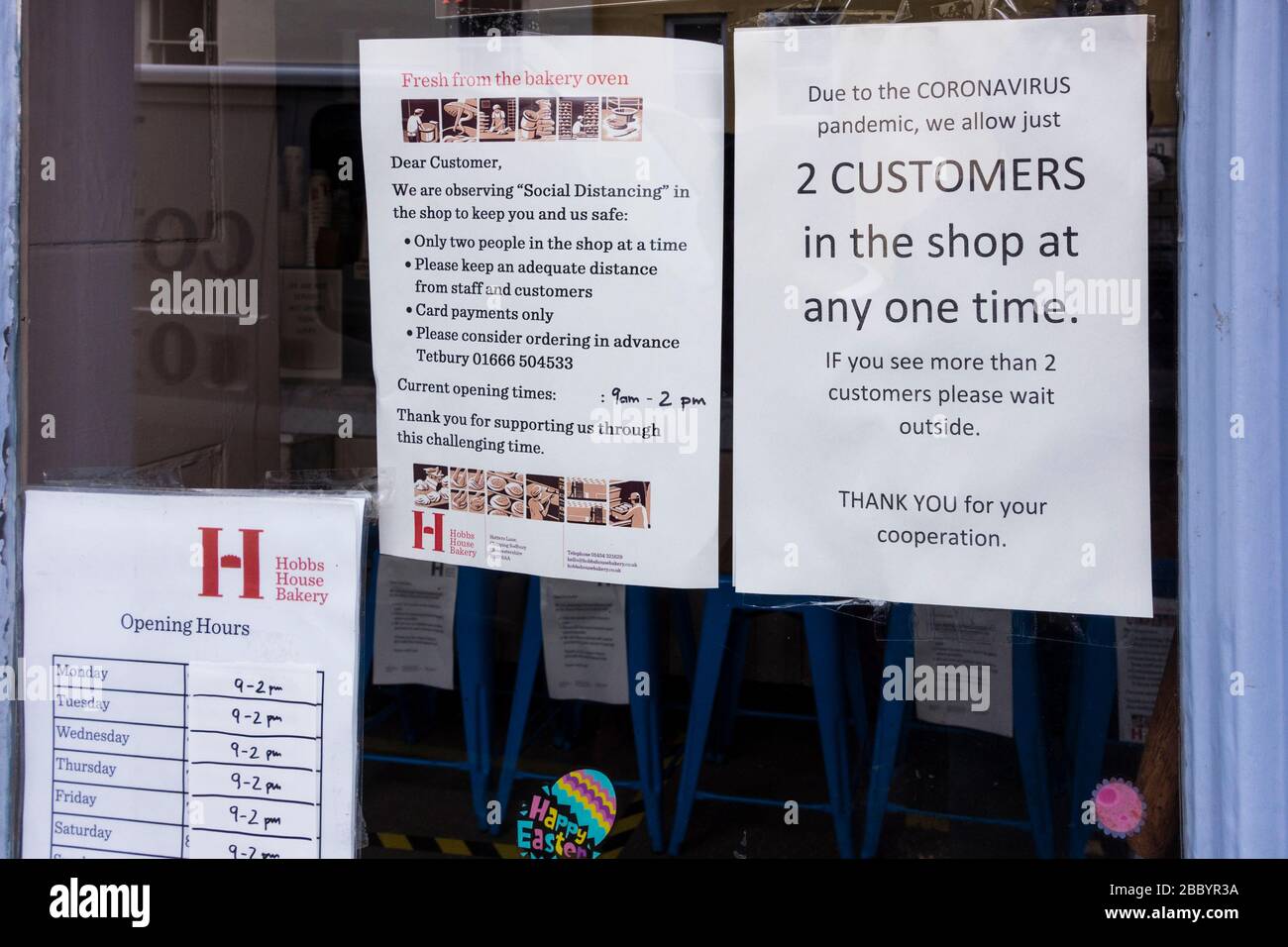 Avviso per gli acquirenti circa le distanzazioni sociali sulla finestra del negozio, Tetbury, Gloucestershire, Regno Unito Foto Stock