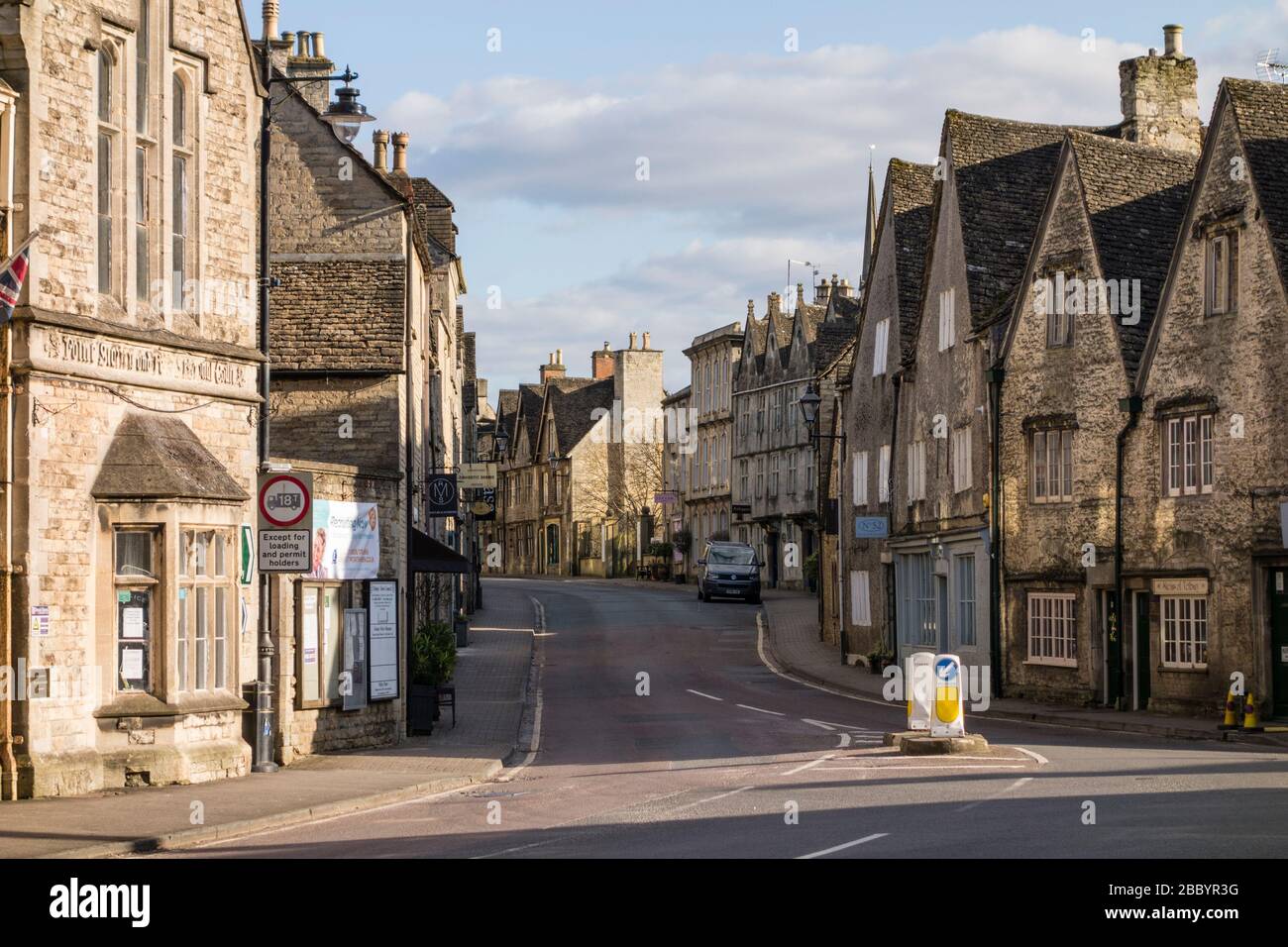 Strada vuota senza traffico e persone a causa di blocco causato da Covid 19 pandemic, Tetbury, Gloucestershire, Regno Unito Foto Stock