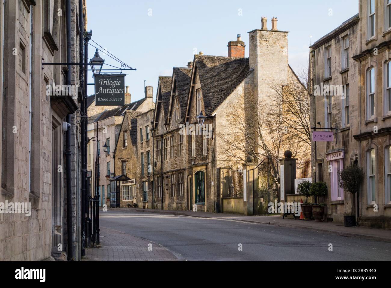 Strada vuota senza traffico e persone a causa di blocco causato da Covid 19 pandemic, Tetbury, Gloucestershire, Regno Unito Foto Stock