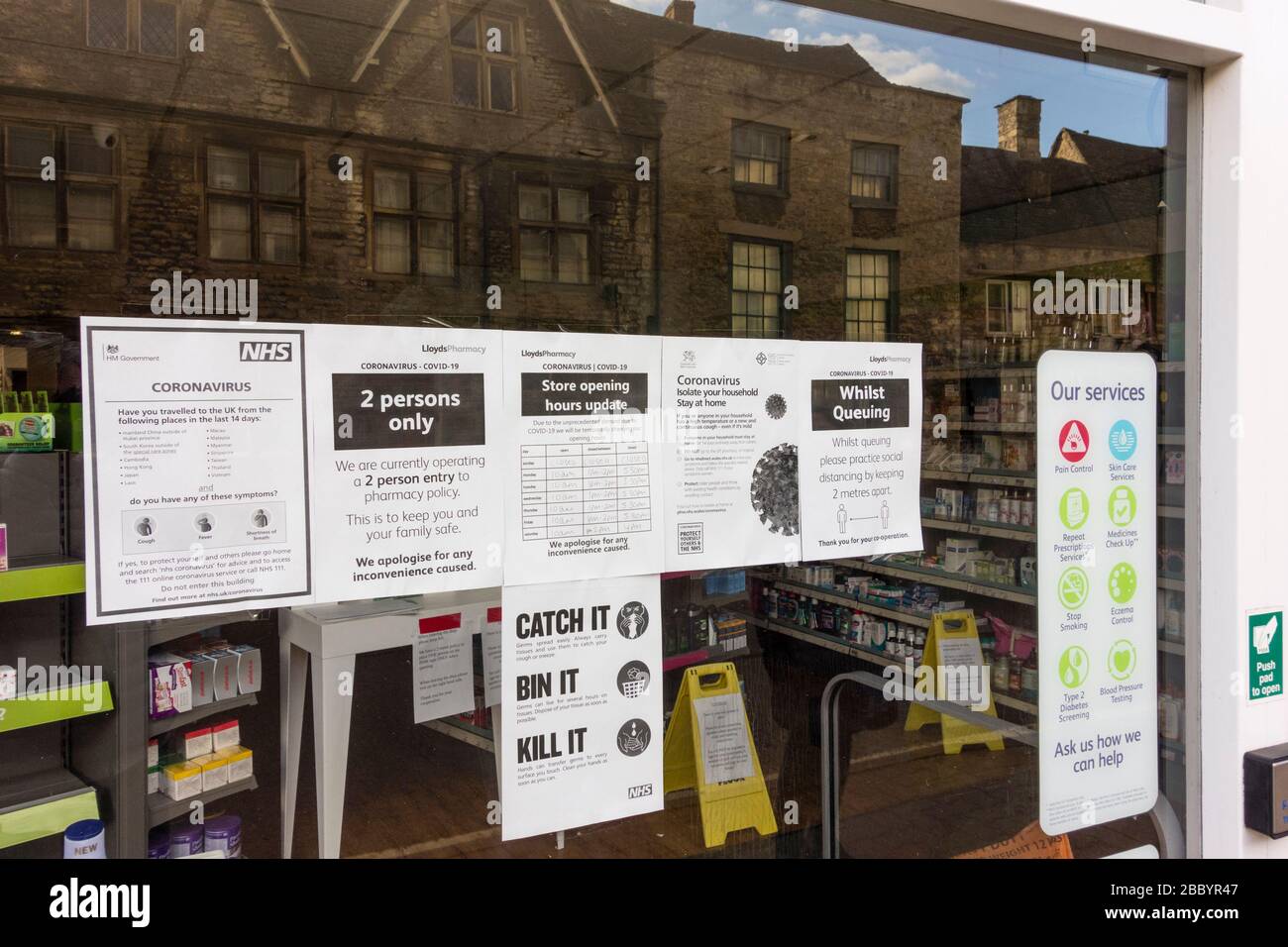 Avviso per gli acquirenti circa il distanziamento sociale sulla finestra di farmacia, Tetbury, Gloucestershire, Regno Unito Foto Stock