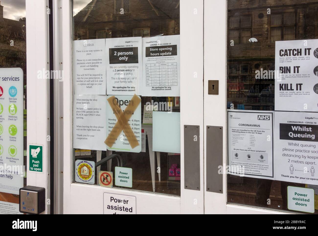 Avviso per gli acquirenti circa il distanziamento sociale sulla finestra di farmacia, Tetbury, Gloucestershire, Regno Unito Foto Stock